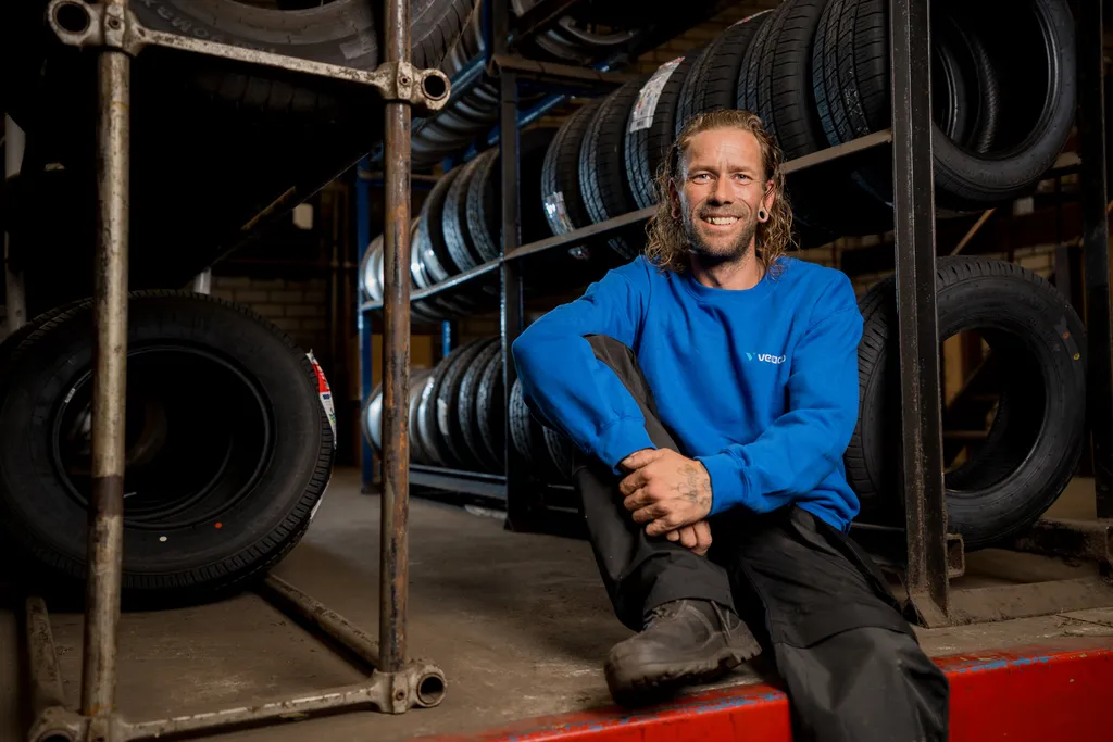 Servicemonteur Versado met autobanden