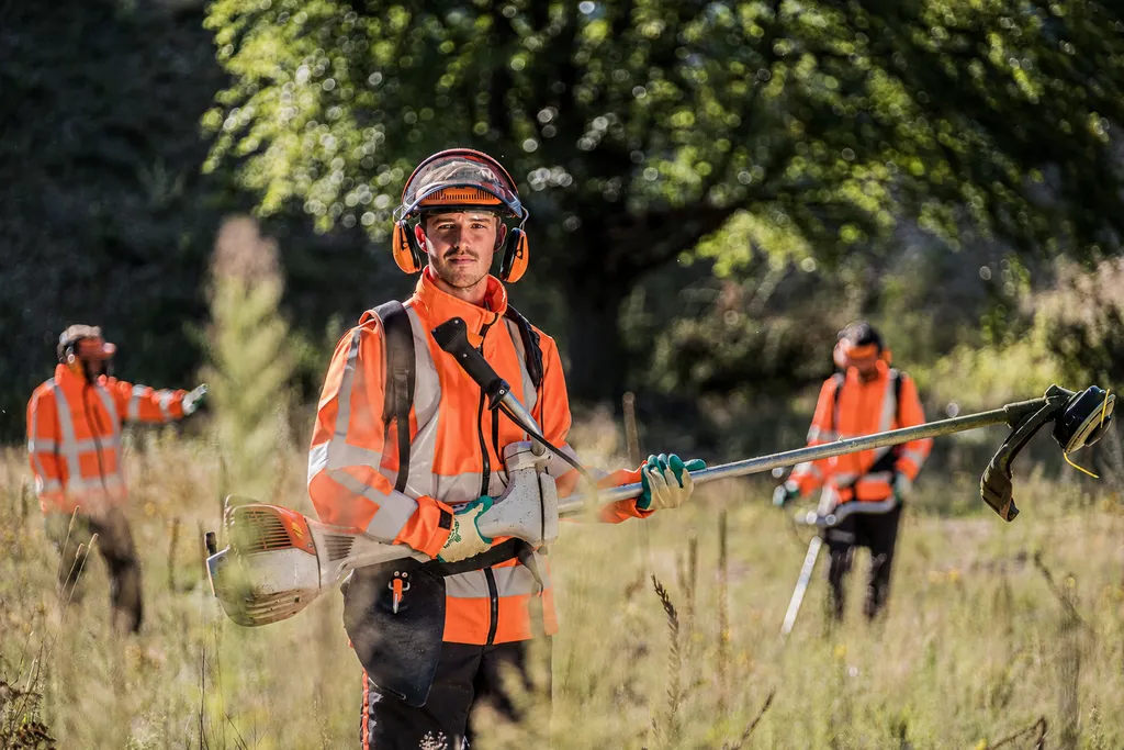 Hovenier Onderhoud Tuinen aan het werk bij Versado in Venray