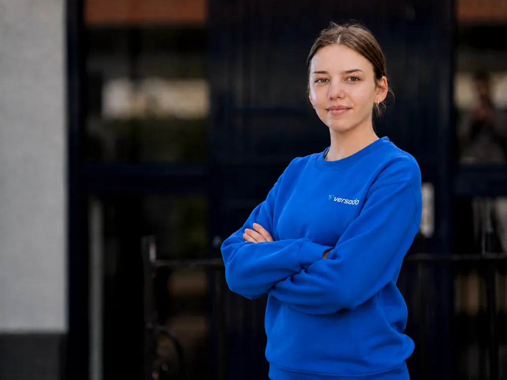 Versado medewerker in blauwe trui