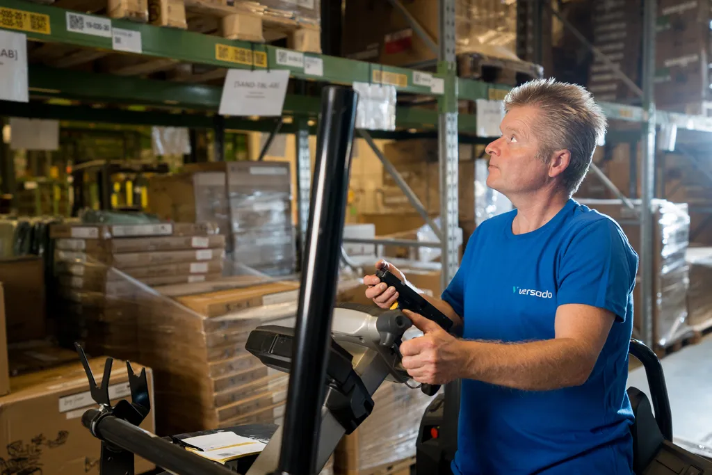 Man met heftruck in magazijn