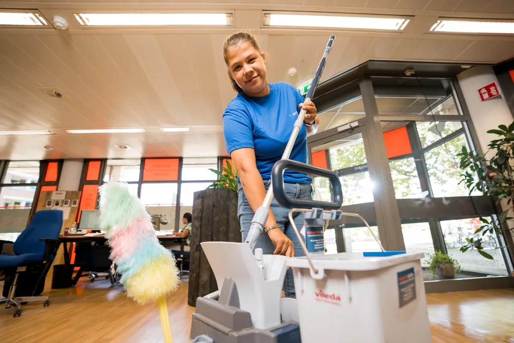 Schoonmaakster van Versado met schoonmaakspullen