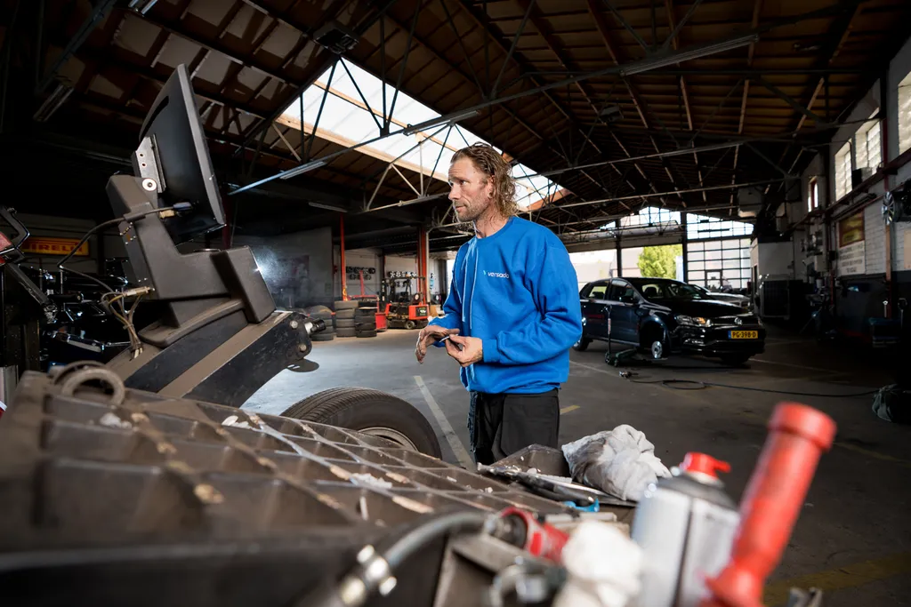 Vrachtwagenmonteur Tegelen aan het werk bij Versado in TEGELEN