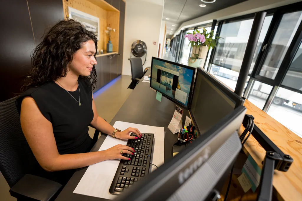 Versado kantoormedewerker achter een bureau 