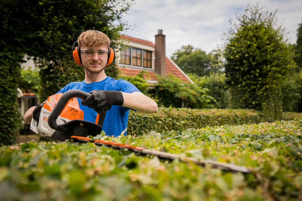 Hovenier Aanleg Tuinen aan het werk bij Versado in Echt