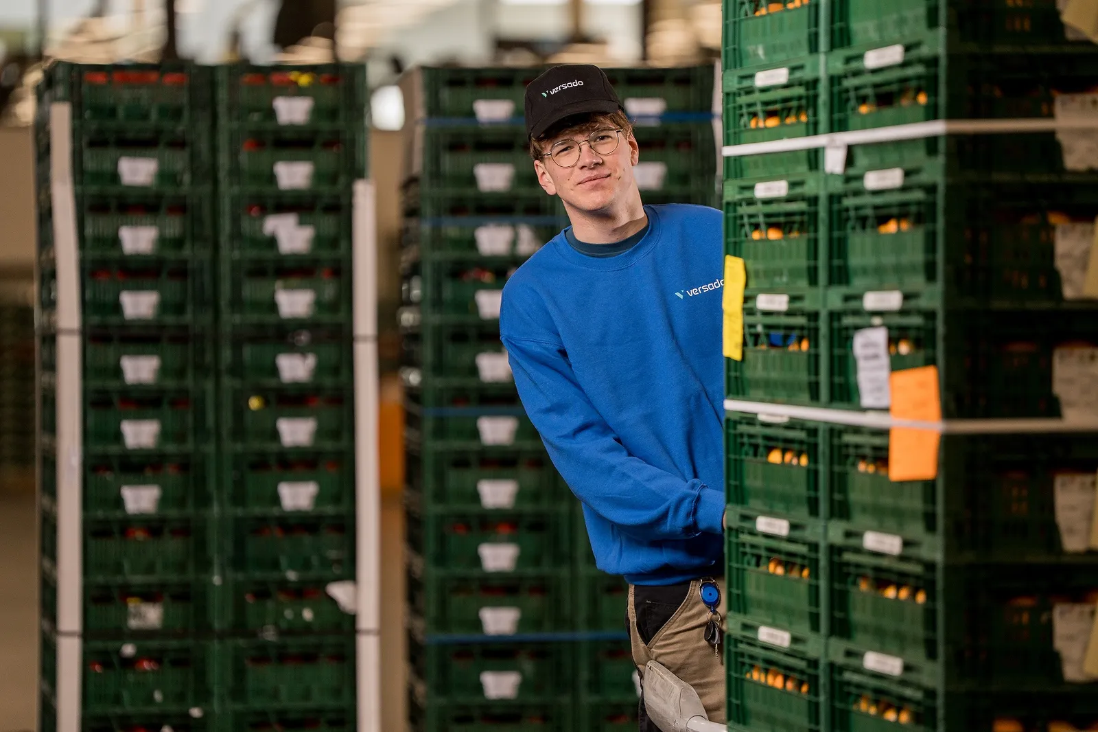 Versado medewerker in het magazijn