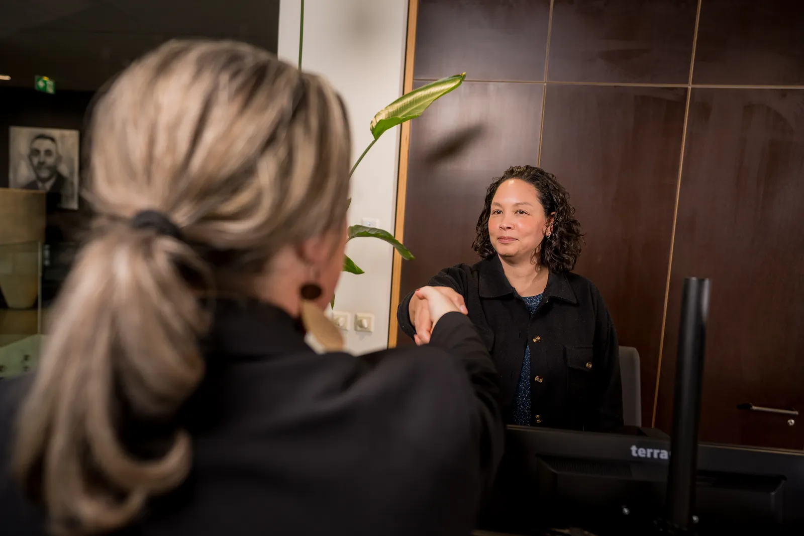 Medewerker schudt hand van kandidaat bij Versado