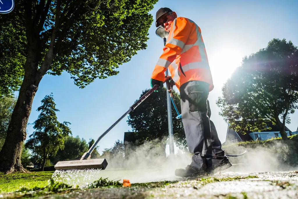 Onkruidbestrijder / Machinist aan het werk bij Versado in Omgeving Roermond