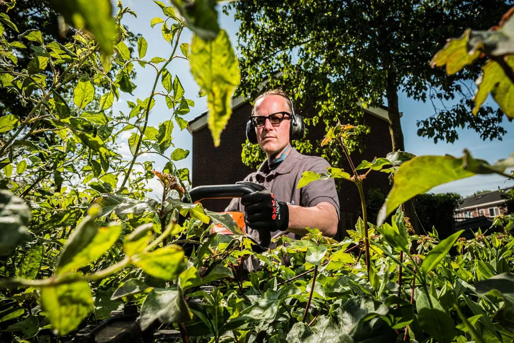 Hovenier aan het werk bij Versado in Tegelen