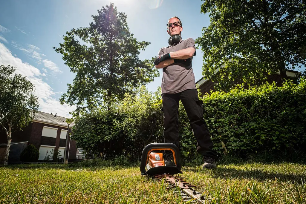 Hovenier Onderhoud Tuinen aan het werk bij Versado in Horst