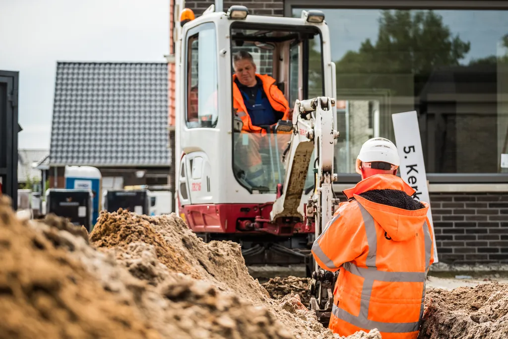 Grondwerker aan het werk bij Versado in VENLO