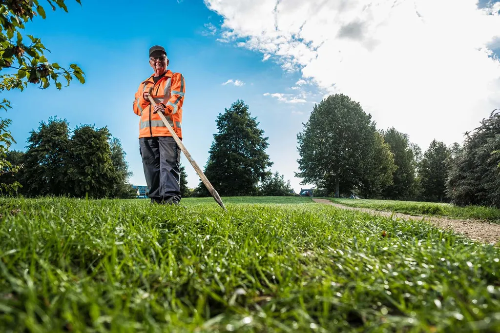 Hovenier Onderhoud Tuinen aan het werk bij Versado in Echt