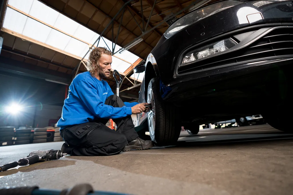 Bandenmonteur van Versado aan het werk in garage