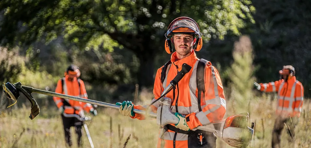 Medewerker met een bosmaaier