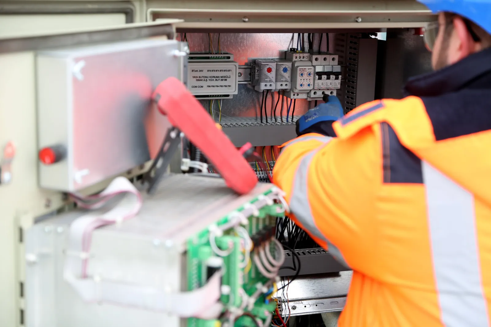 Elektromonteur aan het werk bij Versado in Tegelen