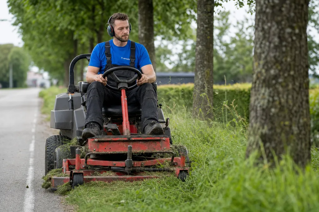 Maaimachinist regio Venray aan het werk bij Versado in Venray