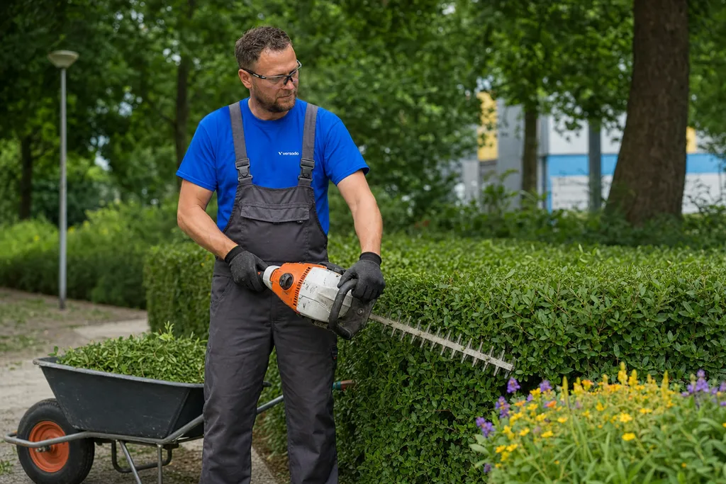 Medewerker groenvoorziening aan het werk bij Versado in Maasbree